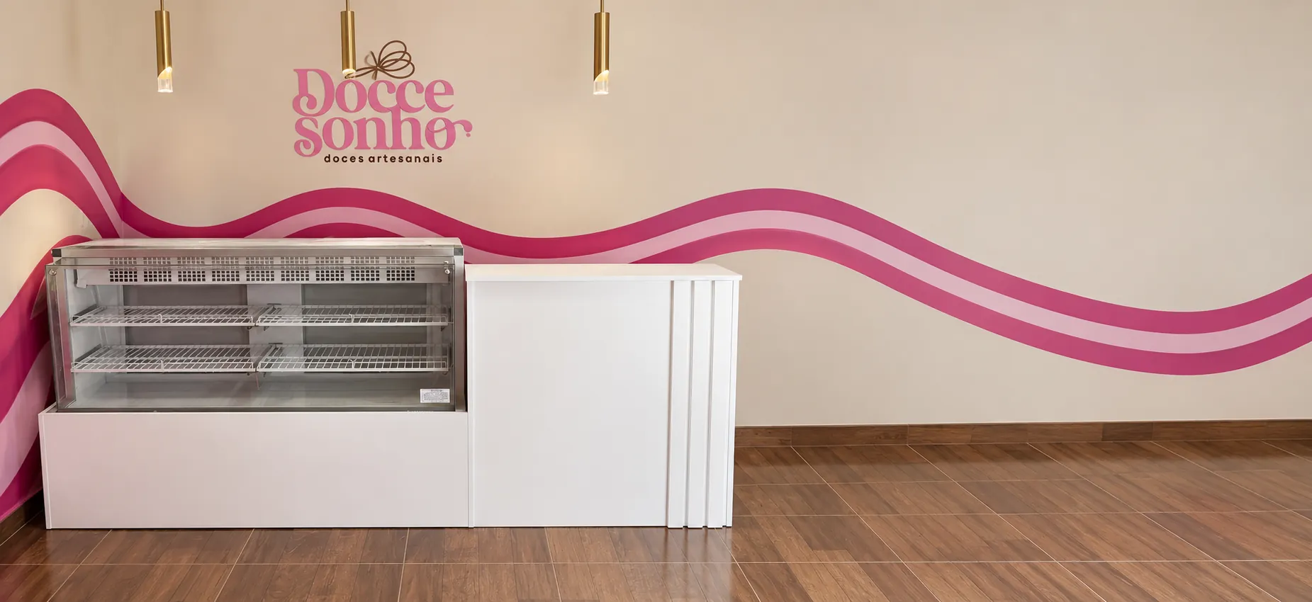 Vitrine refrigerada com balcão de atendimento branco instalados em doceria
