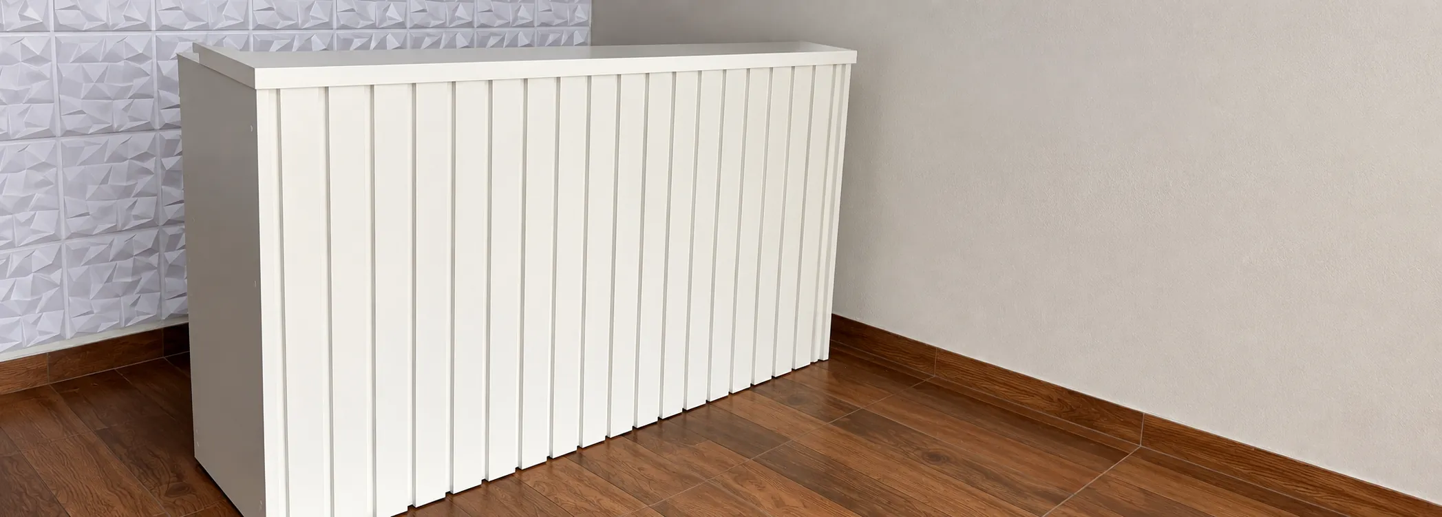 Balcão de atendimento branco com frente ripada